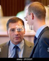 Udo Pastoers, Fraktionsvorsitzender der NPD, links, spricht am Montag, 16.  Okt. 2006, im Plenarsaal des Landtages in Schwerin mit seinem  Fraktionskollegen Stefan Koester. Im Landtag Mecklenburg-Vorpommerns sind  erstmals fuenf Parteien vertreten ...