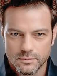 AKİ AVNİ: Ünlü bir sanatçının arkasındaki insan ve kökler