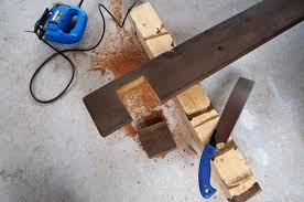 屋根のあるウッドデッキをdiy 床張り編 板はこんな風に反るんです ウッドデッキ ウッドデッキ 屋根 diy 物置小屋 diy 作り方