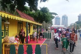 Mewarnai mempunyai sejumlah manfaat yang bisa menolong buah hati di kemudian hari. Warga Padati Lebaran Betawi Di Lapangan Monas Walau Belum Dibuka Resmi Antara News Jawa Barat