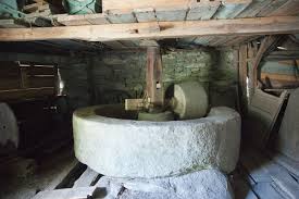 Fichier Les Moulins De Liddes Meule A Grain Jpg Wikipedia