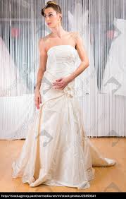 Brautkleider für kleine frauen wunderschönes brautkleid für kleine frauen. Frau Probiert Hochzeitskleid Im Laden Lizenzfreies Bild 25859341 Bildagentur Panthermedia