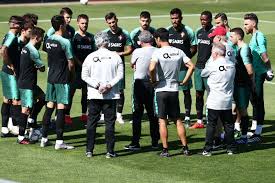 O médio joão moutinho, com problemas musculares, falhou hoje o treino da seleção portuguesa de futebol, de preparação para o euro2020, numa sessão na qual o selecionador fernando santos teve 20 atletas à disposição. Liga Das Nacoes Portugal Na Maxima Forca No Adeus A Cidade Do Futebol Selecao Nacional Sapo Desporto