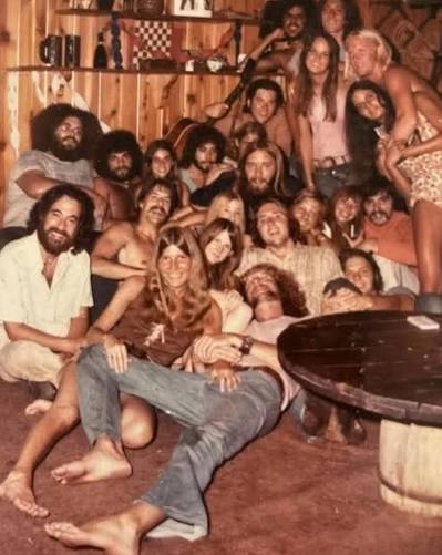 Un gruppo di hippie nel 1976.
