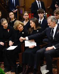 La princesa Irene ya descansa en el cementerio Real del Palacio de Tatoi, en Grecia. Tras el funeral familiar en la Catedral Metropolitana de Atenas, ha tenido lugar la ceremonia de sepelio.