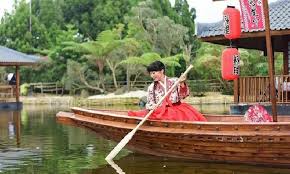 Bandung adalah sebuah kota metropolitan sekaligus ibu kota di provinsi jawa barat dengan mayoritas penduduk beretnis sunda, yang menawarkan beragam wisata, baik di pusat kota maupun area pegunungannya. Ini 4 Objek Wisata Di Bandung Dengan Rasa Mancanegara Travel Tempo Co