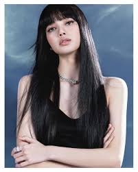 ลลิษา มโนบาล atau ปราณปริยา มโนบาล) (lahir 27 maret 1997), yang lebih dikenal dengan julukannya lisa, adalah seorang penyanyi, penari dan rapper asal thailand yang berbasis di korea selatan.ia dikenal karena menjadi anggota grup vokal perempuan korea selatan blackpink Blackpink Lisas Solotrack Erscheint Im August 2021 Korebu Com