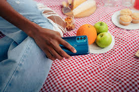 The Motorola Moto G71 5G arrives in ...