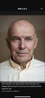 Bilden är tagen 2010. Nu förtiden är det en annan gatulampa där. I  bakgrunden kan man se grand hotell och Lek & Papper butiken. Rondellen  kallas även av en del "Flint-rondellen" |