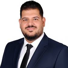 تتخيل شركة اخترعت المستقبل... وخسرت بسببه؟ ‎ كوداك كانت عملاقة التصوير ..  اخترعت أول كاميرا رقمية في العالم سنة 1975. لكنها تمسّكت بأرباح الأفلام  التقليدية... فأخفت الاختراع ‎ والنتيجة أفلست ‎في