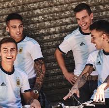 As we reported a few weeks ago, there was a picture floating around showing the new argentina home shirt. Camiseta Argentina Primera Copa America 2019 Nuevas Camisetas De Futbol 2020