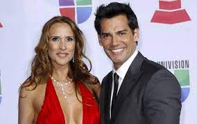 Cristián de la fuente y angélica castro, ya tiene 13 años y fue quién los acompañó en las 27 horas de amor en la teletón. Angelica Castro Y Cristian De La Fuente Vuelven A Vivir A Chile