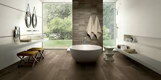 L'effetto legno si presta infatti, anche in bagno, a realizzazioni sia in stile moderno che classico; Kollektion Wood Side Kronosceramiche Erstklassiges Feinsteinzeug