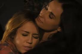 Anne Demi Moore Console Lola Miley Cyrus Dans Lol Usa Demi Moore Funny Movies Lol