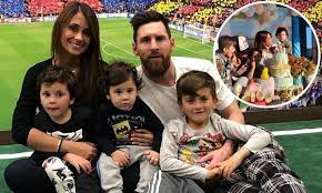 His birthday, what he did before fame, his family life, fun trivia facts, popularity rankings, and more. Leo Messi Y Antonella Roccuzzo Festejan El Primer Cumpleanos De Ciro Su Hijo Menor Photo 1