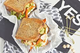 Retirer de la friteuse et égoutter sur la plaque. Binge Watching Food Rezept Fur Cajun Pulled Chicken Susskartoffel Pommes Guacamole Sandwich Fur Den Perfekten Fernsehabend