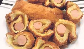 Letak sedikit telur untuk melekatkan hujung gulungan. Roti Sosej Untuk Si Kecil