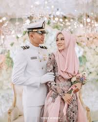 Untuk itu segala aspek penting yang menunjang acara pernikahan anda tentunya harus direncanakan. 23 Inspirasi Gaun Pengantin Muslimah Yang Modern Updated 2021 Bukareview
