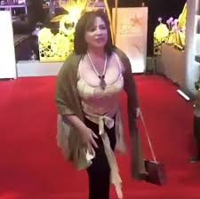 الهام شاهين في دور فتاة الليل في سوق المتعة •••. Ø¨Ø§Ù„ØµÙˆØ± Ø¨Ø¹Ø¯ Ù…Ù„Ø§Ø¨Ø³Ù‡Ø§ Ø§Ù„Ø³ÙŠØ¦Ø© Ø¥Ù„Ù‡Ø§Ù… Ø´Ø§Ù‡ÙŠÙ† ØªØ³ÙƒØª Ù…Ù†ØªÙ‚Ø¯ÙŠÙ‡Ø§ Ø¨ÙØ³ØªØ§Ù† Ù…ÙƒØ´ÙˆÙ ÙˆØ¶ÙŠÙ‚ Laha Magazine