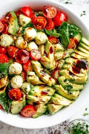 Salade Caprese Avec Des Tranches Davocat Cremeuses Et Un Delicieux Pesto Au B En 2020 Recette Salade Ete Manger Sainement Recette Salade Caprese
