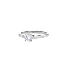 De bijenkorf utilise des cookies et des techniques similaires telles que le suivi des liens pour rendre la navigation et les achats sur le site web de. Bague Solitaire Cartier 1895 En Platine Et Diamant 0 40 Carat Ref Collector Square