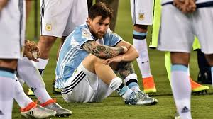 Copa américa centenario)‏ هيَ بُطولة كُرة قدم رسمية للرجال نُظمت في الولايات المتحدة الأمريكية في الفترة ما بين 3 إلى 26 يونيو 2016، وَتُعدّ البطولة احتفالاً بمناسبة الذكرى المئوية لبطولة كوبا أمريكا وكانت. Ù…Ø¯Ø±Ø¨ Ø§Ù„Ø£Ø±Ø¬Ù†ØªÙŠÙ† Ù…ÙŠØ³ÙŠ Ø¸Ù„ ÙŠØ¨ÙƒÙŠ ÙƒØ·ÙÙ„ ÙÙ‚Ø¯ ÙˆØ§Ù„Ø¯ØªÙ‡ Ø¨Ø¹Ø¯ Ø®Ø³Ø§Ø±Ø© ÙƒÙˆØ¨Ø§ Ø£Ù…Ø±ÙŠÙƒØ§ 2016 Ù‚ÙˆÙˆÙˆÙ„ Ù…ÙƒØ³