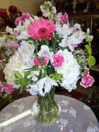 Flowers are a living piece of nature and require some essential hygiene practices to improve their vase life. Flower Care Handling Tips Blog The Yellow Rose Florist Llc
