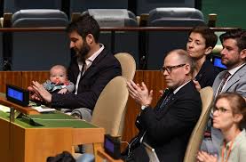 'thanks from the bottom of our hearts' new zealand prime minister jacinda ardern beams with happiness after giving birth to her daughter neve. Nach Gehaltener Rede Besucht Premierministerin Jacinda Ardern Ehemann Clarke Gayford Und Tochterchen Neve Die Ihr Im Plenum Gelauscht Hatten Stuttgarter Nachrichten