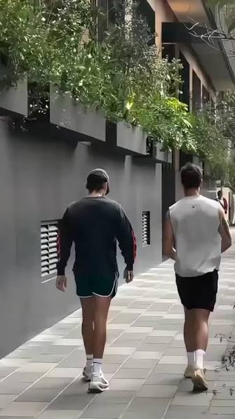@HarryStyles ya está en México 🇲🇽 Antes de subir al escenario, el  cantante británico fue captado paseando por la colonia Roma y haciendo una  parada obligada: unos tacos. Su primera fecha en la CDMX ...