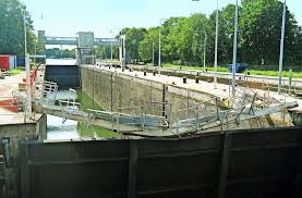 This size is known as panamax. Schiffsunfall In Pleidelsheim Stossbalken In Der Schleuse Verhindert Schlimmeres Ludwigsburg Stuttgarter Nachrichten