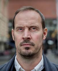 Peder kjøs fremstår også som mer ydmyk og søkende enn forfattere av selvhjelpsbøker vanligvis gjør. Bjorn Olav Jahr Norsk Faglitteraer Forfatter Og Oversetterforening