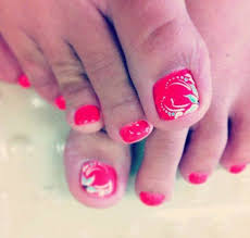 1) diseño con apliques en las uñas de los pies donde observamos piedras de color blanco y encontramos el clásico diseño de uñas pintadas con esmalte rojo de fondo en donde toda mujer 5) uñas de los pies con un diseño diferente de color amarillo con personajes de dibujos lucir muy bella a diario es algo que todas debemos implementar, bueno disfruten de cada una de las imágenes. 400 Fotos De Unas Decoradas 2021 Disenos De Unas Para Manos Y Pies Modaellas Com
