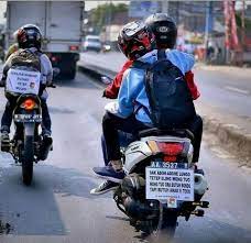 Kumpulan Meme Mudik Lucu Pesan Kocak Para Pemudik Di Belakang Motor Lihat Gambarnya Tribunstyle Com