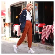 L Image Contient Peut Etre 1 Personne Debout Et Chaussures Moda Musluman Modasi Moda Kiyafetler