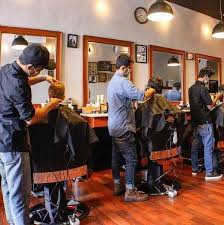 Apabila anda ingin resto anda terkenal dan populer, maka gunakan nama restoran yang unik dan aneh tetapi memiliki makna yang baik. 7 Barbershop Berkonsep Unik Di Indonesia Tezzen