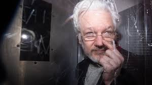 British court rejects request to extradite wikileaks founder the wikileaks founder took refuge for seven years inside the ecuadorian embassy in london. Julian Assange Leben Uber Tod Ndr De Fernsehen Sendungen A Z Zapp