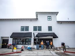 Take a short drive down the coast from san francisco to parachute in paradise. Vehicle Crashes Into Monterey Bay Aquarium Damaging Building In A Hit And Run News Montereycountyweekly Com