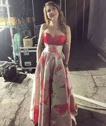La celebre cantante di numerosissime sigle dei cartoni animati ha mandato in visibilio i fan con il suo ultimo post, in cui si ritrae in costume da bagno davanti a un panorama marino. 20 Idee Su Cristina D Avena Outfit Outfit Instagram