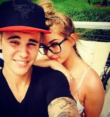 Hailey Baldwin revela cómo es ser la novia de Justin Bieber