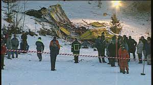 Furono venti i morti, quando un aereo militare usa tranciò i cavi della funivia di cavalese. Cermis La Strage Dei Top Gun Il Racconto Le Foto I Video Cronaca Tgr Trento