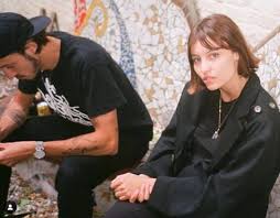 Il y a plusieurs mois, le rappeur belge s'en était pris à cauet : Romeo Elvis Tout Savoir Sur Sa Petite Amie Lena Simonne Mce Tv