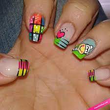 Actualmente existen diferentes maneras de decorar las uñas,uñas de gel,uñas de porcelana o acrílicas,uñas naturales,en los dos primeros casos,los productos que se utilizan no son adecuados para la salud de tus uñas, yo personalmente no soy partidaria de su uso. Nails Con Colores Vivos Y Decoracion Cartoon Fotos De Unas Decoradas Manicuras Y Mas Manicura De Unas Unas Decoradas Unas Manos Y Pies