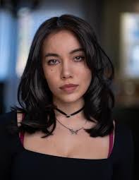 Violet Sinclair's Instagram, Twitter & Facebook