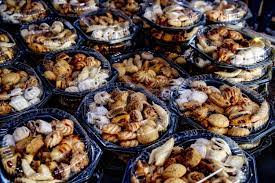 De aanloop naar het suikerfeest, dat drie dagen duurt, is voor aylin özen van cafe vanilya in almelo een razend drukke periode, want door een appje te sturen of een boterham achter het stuur te eten? Sobere Ramadan En Ingetogen Suikerfeest 03 Defensiekrant