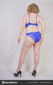 Hübsche Kaukasische Mollige Frau Mit Übergröße Körper Und Blasser Haut –  Stockfoto © agnadevi 264972608