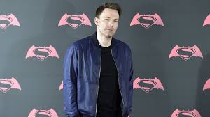 Fans may remember that ben affleck's enormous back tattoo of a phoenix first made its appearance in 2015 during the filming of live by night (via vanity fair).while the actor initially denied it. Ben Affleck Verteidigt Sein Riesiges Buntes Rucken Tattoo Promiflash De