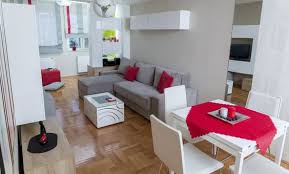 Si quieres añadir alegría y energía a tu espacio de sala comedor, opta por los colores vivos como el rojo, el amarillo o el naranja, levantan de inmediato cualquier habitación. Como Decorar Sala Y Comedor En Espacios Abiertos Pequenos 6 Curso De Organizacion Del Hogar Y Decoracion De Interiores
