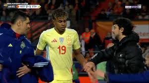 Lamine Yamal has been SUBBED OFF. 🚨🪑