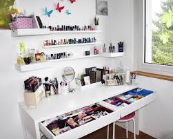 Ma Coiffeuse Ou Et Comment Je Range Mon Maquillage Reglisse Myrtilles Idees De Coiffeuse Coiffeuse Chambre Coiffeuse