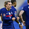 Deschamps spielte selbst über 100 spiele für frankreich und wurde als spieler und trainer mit. 1